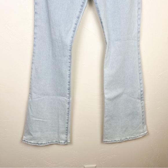 FRAME Denim Le High Flare Jeans in Atwood Light Wash Blue - Picture 9 of 16